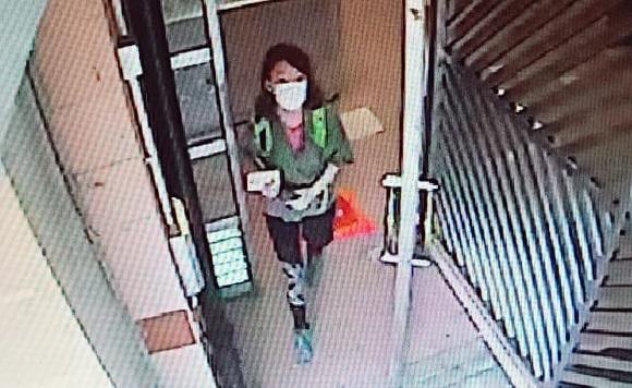 Shek Lok-kiu, aged 24, is about 1.68 metres tall, 45 kilograms in weight and of medium build. She has a long face with yellow complexion and brown straight hair in shoulder length. She was last seen wearing a dark green jacket and carrying a green rucksack.
