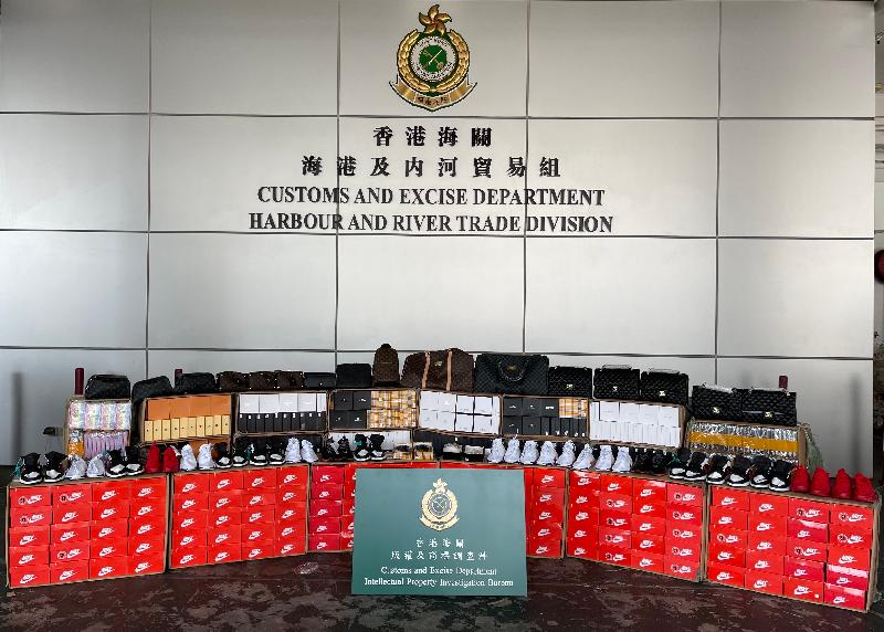 香港海关四月十三日于屯门内河船码头检获约二万二千件怀疑冒牌货物，估计市值约二百七十万元。图示部分检获的怀疑冒牌货物。