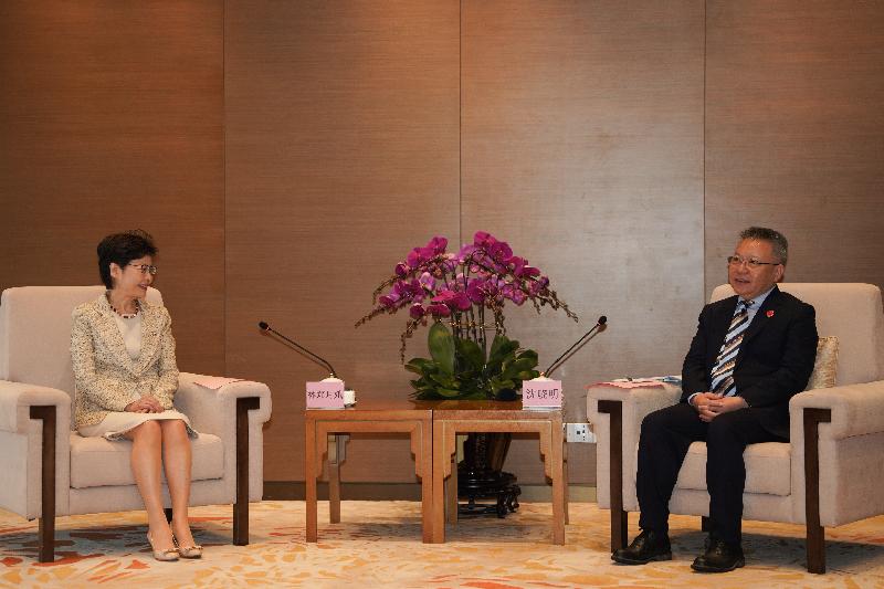 行政長官林鄭月娥（左）昨日（四月十九日）在海南與海南省委書記沈曉明（右）會面。