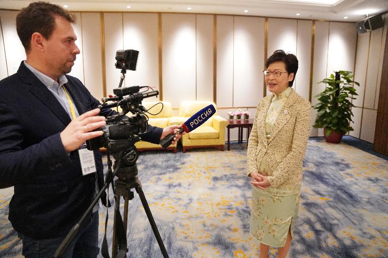 行政长官林郑月娥（右）今日（四月二十日）分别接受了香港和国际媒体访问。
