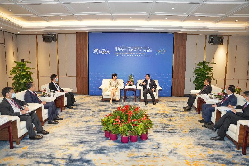 The Chief Executive, Mrs Carrie Lam, today (April 20) attended the Boao Forum for Asia Annual Conference 2021 in Hainan. Photo shows Mrs Lam (left) meeting with the Chairman of the State-owned Assets Supervision and Administration Commission of the State Council, Mr Hao Peng (right). Looking on are the Secretary for Innovation and Technology, Mr Alfred Sit (third left), and the Secretary for Financial Services and the Treasury, Mr Christopher Hui (second left).