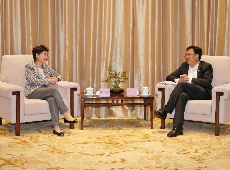 The Chief Executive, Mrs Carrie Lam, today (April 20) attended the Boao Forum for Asia Annual Conference 2021 in Hainan. Photo shows Mrs Lam (left) meeting with the Governor of Hainan Province, Mr Feng Fei (right).