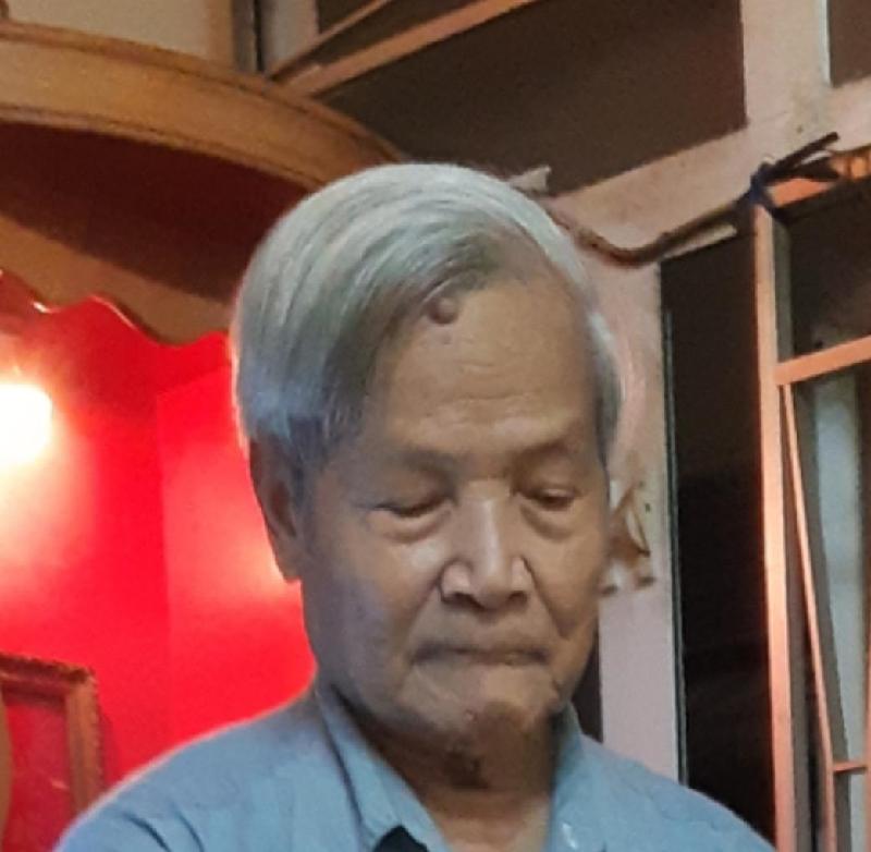 Chan Hung-kan, aged 83, is about 1.6 metres tall, 60 kilograms in weight and of medium build. He has a square face with yellow complexion and short white hair. He was last seen wearing a light blue T-shirt, an apricot jacket, dark blue trousers and black leather shoes.