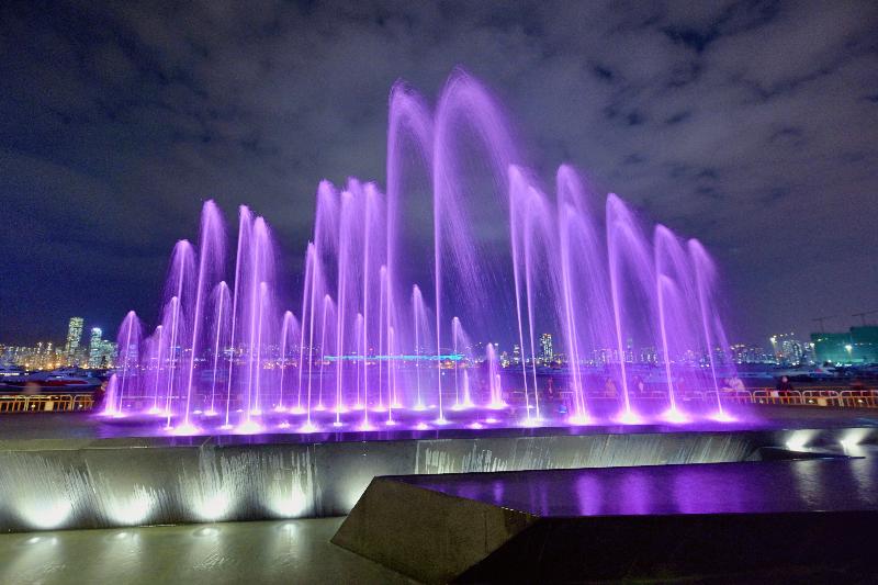 觀塘海濱音樂噴泉將於明日（四月二十二日）啟用。音樂噴泉以電腦程式控制，除靜態背景多樣噴水外，每日表演時段更會結合多首名曲進行表演。晚間表演更會揉合幻變燈光。