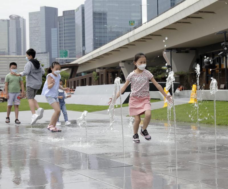 The music fountains at Kwun Tong Promenade will be opened tomorrow (April 22). There are three interactive wet play zones equipped with sensory devices, through which visitors can interact with water jets of various effects, providing a fresh experience for the visitors. Photo shows children playing at a wet play zone.