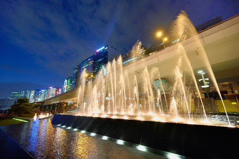 The music fountains at Kwun Tong Promenade will be opened tomorrow (April 22). The computer programmed music fountains feature not only a background display with water jets in different patterns, but also the presentation of musical masterpieces during daily performance sessions. The night shows further synchronise the music with kaleidoscopic beams. 
