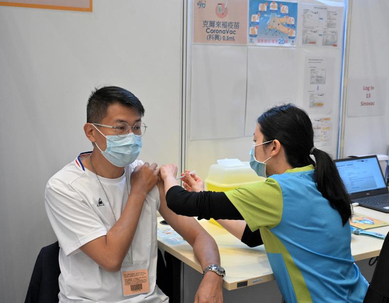Representatives of various civil service unions today (April 22) gave support to the COVID-19 Vaccination Programme and called on civil service colleagues to get vaccinated as early as possible to protect themselves and others. Photo shows the Chairman of the Hong Kong Civil Servants General Union, Mr Fung Chuen-chung (left), receiving his COVID-19 vaccination at the Conference Hall, Central Government Offices, Tamar.