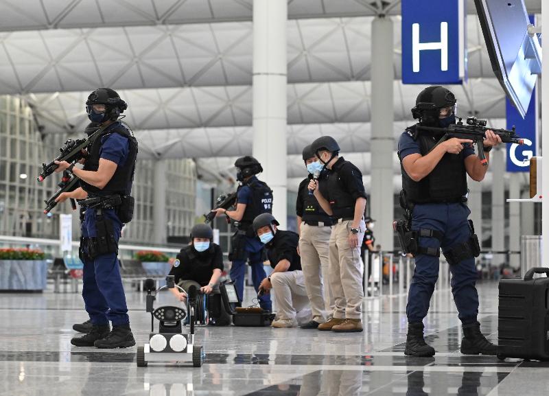 警察談判組在客運大樓內利用談判機械人與恐怖分子進行談判，避免人質受到傷害。