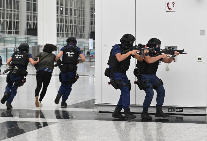 機場特警協助拯救人質。