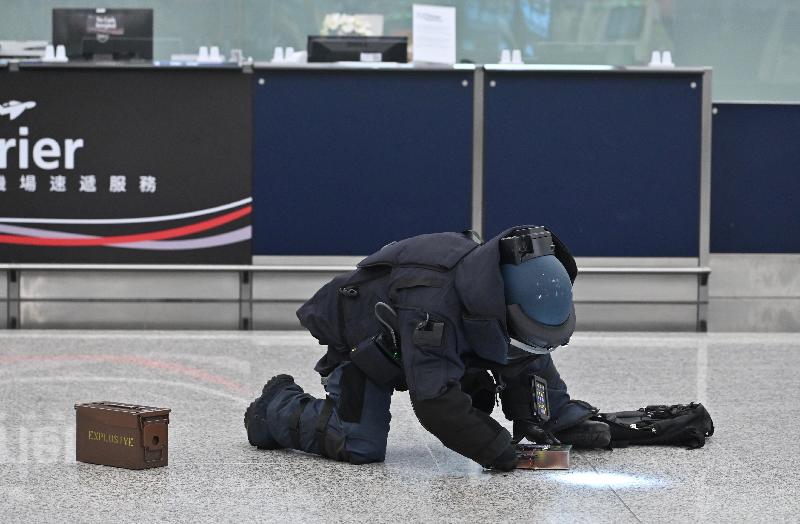 The Explosive Ordnance Disposal Bureau used a robot to handle the suspicious object that is suspected to be a bomb.