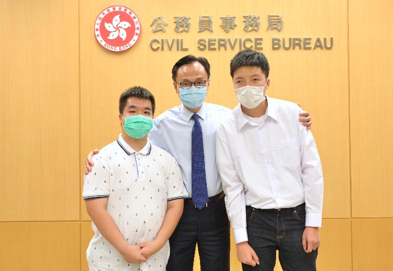 The Internship Scheme for students from the Shine Skills Centre of the Vocational Training Council concluded today (April 23). Photo shows the Secretary for the Civil Service, Mr Patrick Nip (centre), encouraging students Mr Yan Yuk-wang (left) and Mr Wong Ka-chun (right) to continue to equip themselves for the future.