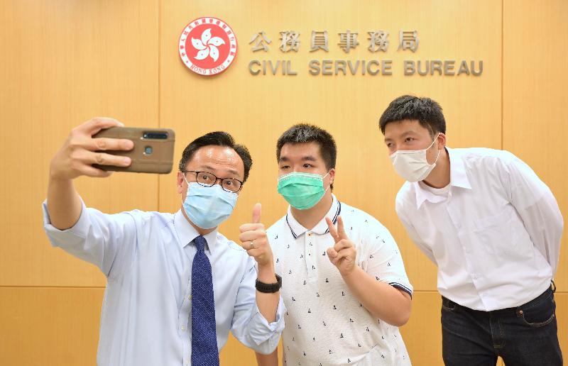 The Internship Scheme for students from the Shine Skills Centre of the Vocational Training Council concluded today (April 23). Photo shows the Secretary for the Civil Service, Mr Patrick Nip (left), taking a selfie with students Mr Yan Yuk-wang (centre) and Mr Wong Ka-chun (right).