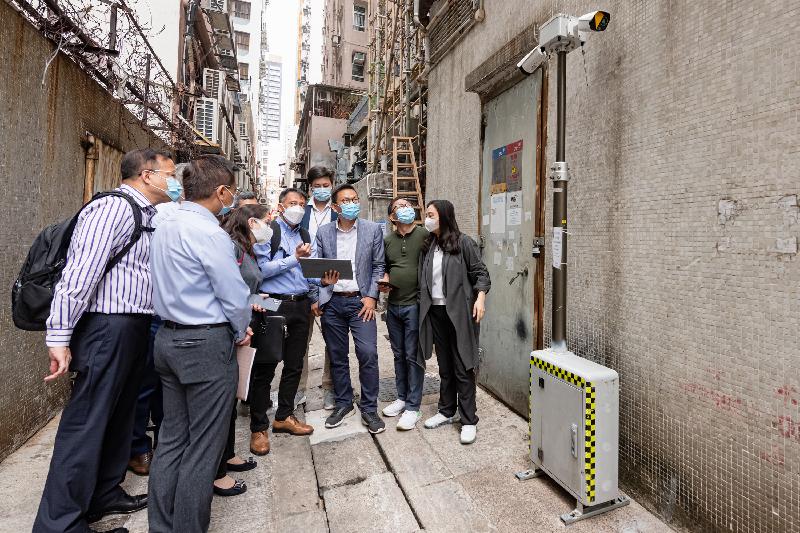 The Legislative Council Subcommittee on Issues Relating to the Improvement of Environmental Hygiene and Cityscape visits Yuen Long today (April 26) to observe the deployment of the thermal camera monitoring system at a back alley for rodent surveillance.
