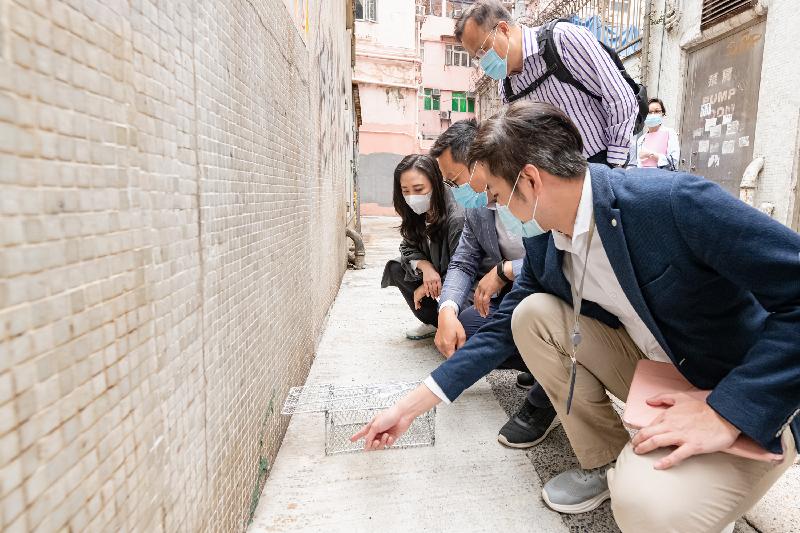 Members of the Legislative Council today (April 26) observe the deployment of a rodent trap by the Food and Environmental Hygiene Department at a back alley in Yuen Long. 