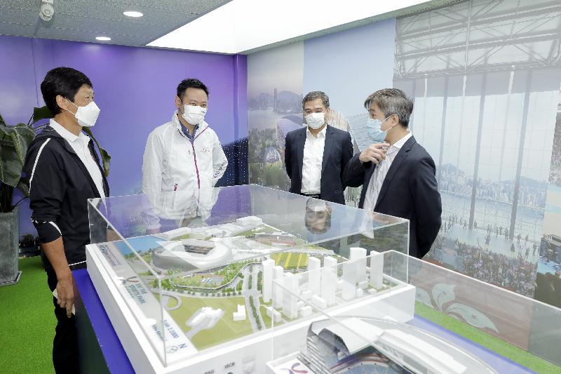 The Secretary for Home Affairs, Mr Caspar Tsui, accompanied by the Commissioner for Sports, Mr Yeung Tak-keung, viewed the works progress of the Kai Tak Sports Park site today (April 27). Photo shows Mr Tsui (second left) and Mr Yeung (first left) viewing a model of the Sports Park.