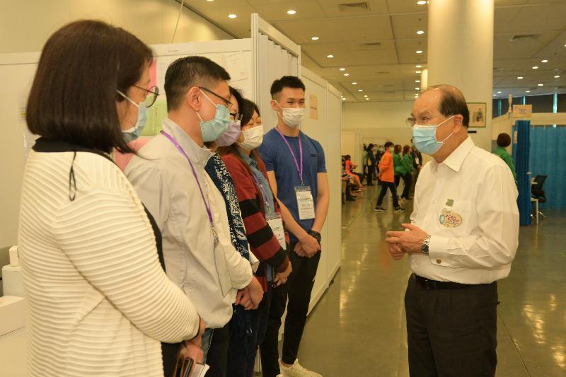 政務司司長兼青年發展委員會主席張建宗今日（四月二十九日）到訪位於香港中央圖書館的社區疫苗接種中心。圖示張建宗（右一）與該中心的工作人員交流，了解其工作情況。