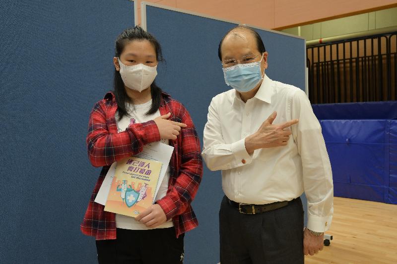 The Chief Secretary for Administration and Chairman of the Youth Development Commission, Mr Matthew Cheung Kin-chung, visited the Community Vaccination Centre at Sun Yat Sen Memorial Park Sports Centre today (April 29). Photo shows Mr Cheung (right) with a young person who got vaccinated at the centre.
