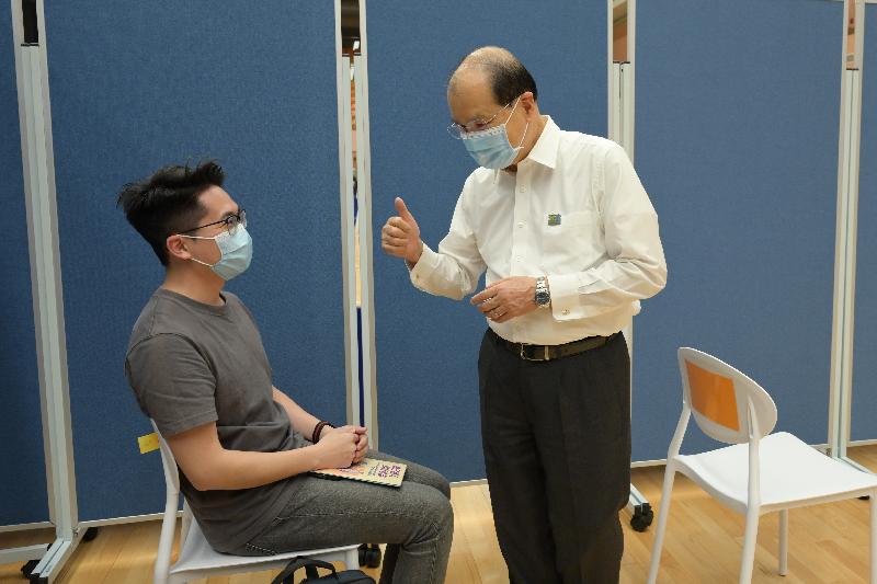 The Chief Secretary for Administration and Chairman of the Youth Development Commission, Mr Matthew Cheung Kin-chung, visited the Community Vaccination Centre at Sun Yat Sen Memorial Park Sports Centre today (April 29). Photo shows Mr Cheung (right) chatting with a young person who got vaccinated at the centre and thanking him for participating in the Vaccination Programme.