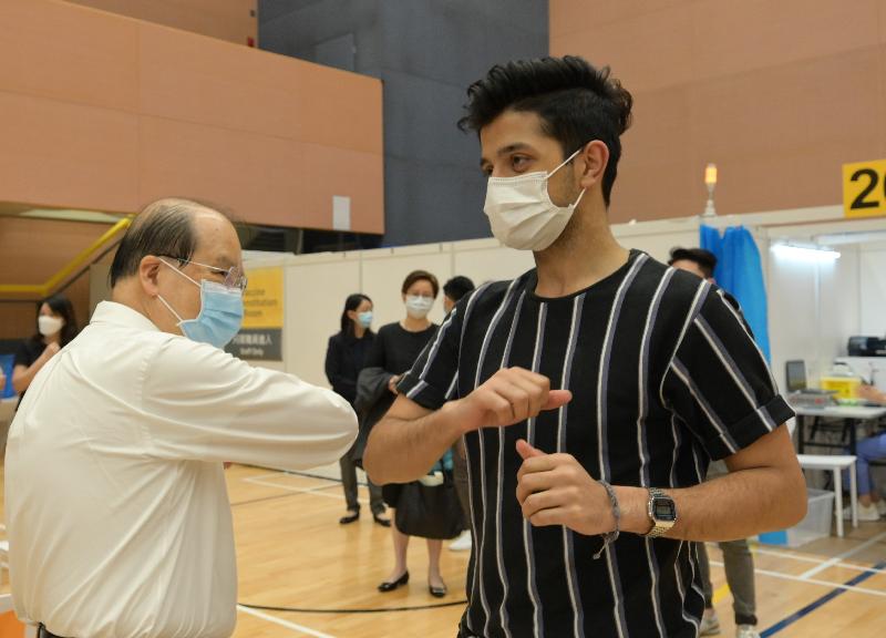 The Chief Secretary for Administration and Chairman of the Youth Development Commission, Mr Matthew Cheung Kin-chung, visited the Community Vaccination Centre at Sun Yat Sen Memorial Park Sports Centre today (April 29). Photo shows Mr Cheung (left) encouraging a young person who got vaccinated at the centre and thanking him for participating in the Vaccination Programme.