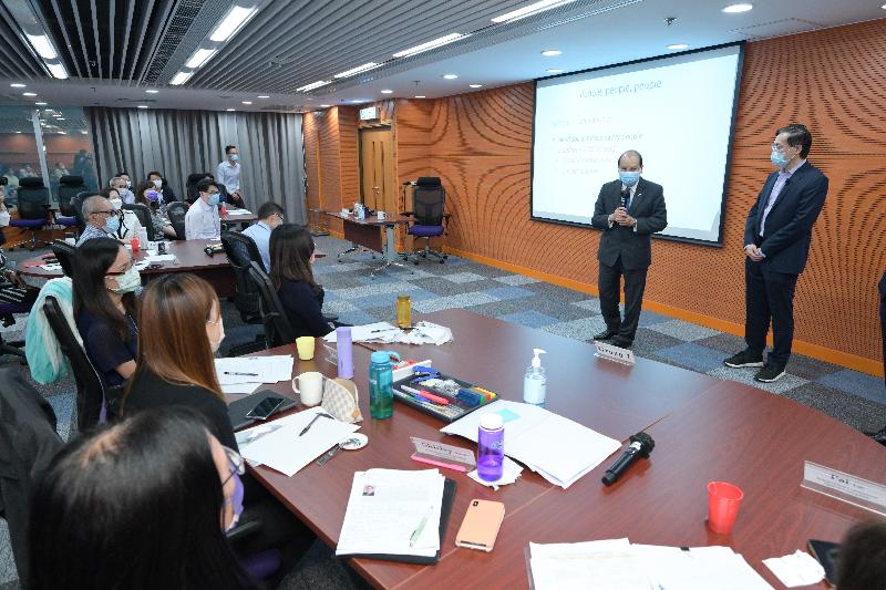 The Chief Secretary for Administration, Mr Matthew Cheung Kin-chung, visited the Civil Service Training and Development Institute today (April 29). Photo shows Mr Cheung (second right) chatting with participants of the Leadership in Action Programme to find out more about their learning experiences.