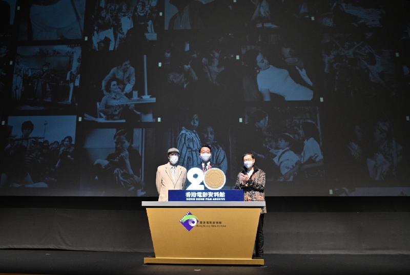 The opening ceremony for the 20th anniversary of the Hong Kong Film Archive cum Premiere of the 4K digitally restored version of "The Valiant Ones" was held tonight (April 30) at the Grand Theatre of the Hong Kong Cultural Centre. Photo shows the officiating guests at the ceremony, namely the Director of Leisure and Cultural Services, Mr Vincent Liu (centre); the donor of the Tai Ping Theatre's artefacts, Ms Beryl Yuen (right); and the film donor of "Days of Being Wild" (midnight screening version), Mr Gordon Fung (left).
