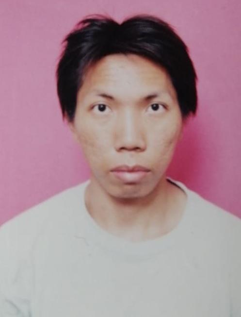 Pang Fu-on, aged 42, is about 1.6 metres tall, 81 kilograms in weight and of medium build. He has a pointed face with yellow complexion and short black hair. He was last seen wearing a red cap, white short-sleeved shirt, grey shorts and black shoes.
