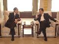 政務司司長唐英年今日（五月十二日）在四川會見四川省省長蔣巨峰。