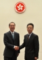 唐英年與四川省常務副省長魏宏在會議開始前握手。