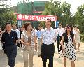 Mr Tang was briefed on the construction progress by the school principal of Yuenjia Primary School in Jingyang District, Deyang City.