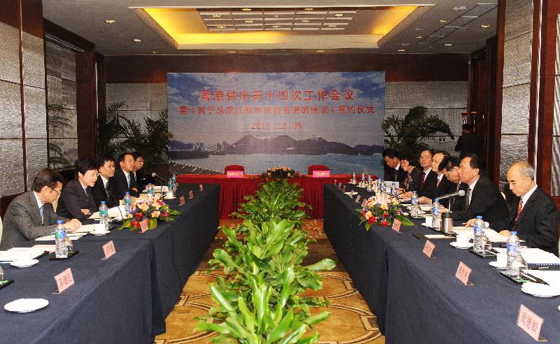 林鄭月娥（左二）與廣東省當局舉行有關東江水的工作會議。
