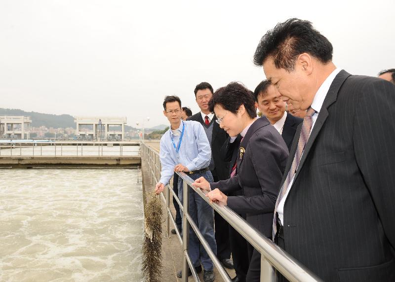 林鄭月娥參觀從專用輸水管道接收東江水的深圳水庫。