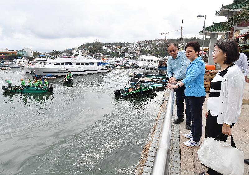 The Chief Executive, Mrs Carrie Lam (second right), accompanied by the Chairman of the Sai Kung District Council, Mr George Ng (third right), and the Director of Home Affairs, Miss Janice Tse (first right), visits Sai Kung town centre this afternoon (September 24), to learn about the district’s recovery from the typhoon.