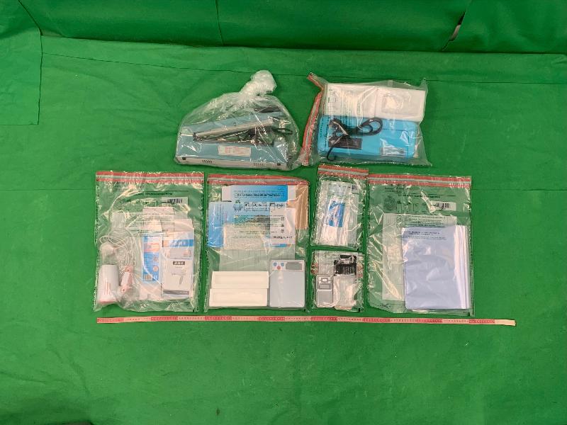 香港海關七月二十七日在香港國際機場檢獲約十二點五公斤懷疑可卡因，估計市值約一千二百三十萬元。圖示案中檢獲的一批毒品包裝工具。