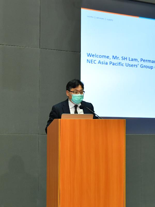 Photo shows the Permanent Secretary for Development (Works), Mr Lam Sai-hung, addressing the prize presentation ceremony held by the New Engineering Contract (NEC) Users' Group of the United Kingdom today (June 17).