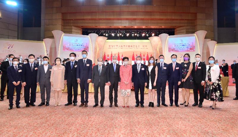 The Chief Executive, Mrs Carrie Lam, together with Principal Officials and guests, attended the reception for the 71st anniversary of the founding of the People's Republic of China at the Hong Kong Convention and Exhibition Centre this morning (October 1). Picture shows Mrs Lam (ninth left) and her husband, Dr Lam Siu-por (eighth left) posing with colleagues and representatives of the laboratory participating in the Universal Community Testing Programme.