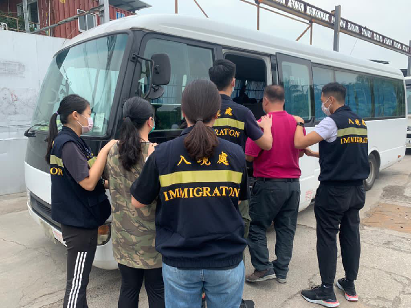 The Immigration Department mounted territory-wide anti-illegal worker operations codenamed "Twilight" from October 27 to yesterday (October 29). Photo shows suspected illegal workers arrested during the operations.