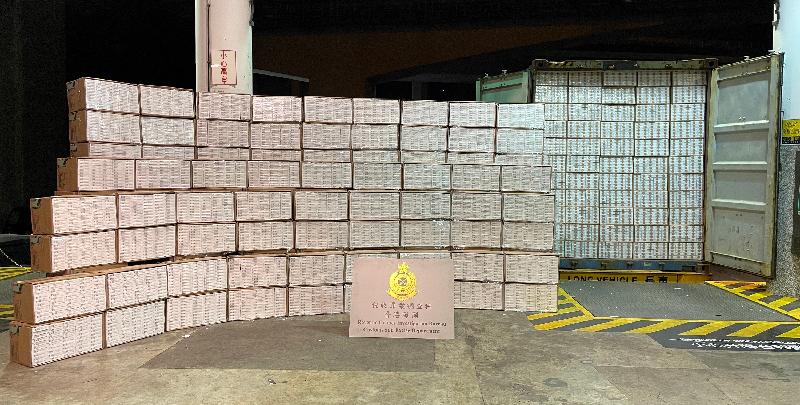 香港海關昨日（一月二十四日）在元朗檢獲約一千零六十萬支懷疑私煙，估計市值約二千九百萬元，應課稅值約二千萬元。圖示檢獲的懷疑私煙。