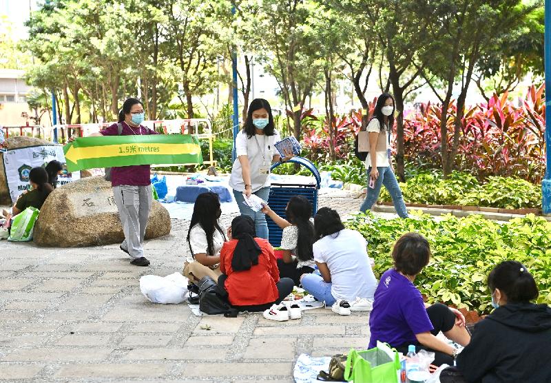 The Leisure and Cultural Services Department (LCSD) continued to step up patrols at venues under its management on May 1 and May 2, ensuring venue users to abide by the anti-epidemic regulations. Photo shows LCSD officers calling on the venue users to abide by the rules and giving them promotional leaflets about the regulations at Tsuen Wan Park. 