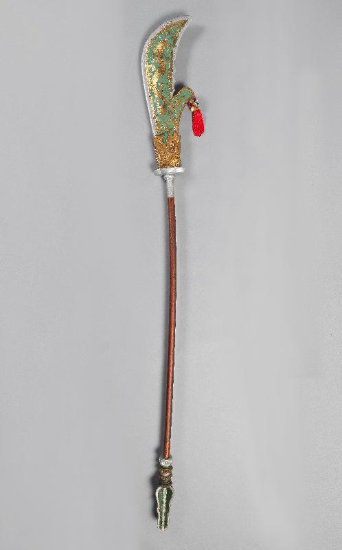 The exhibition "The Legend of Kwan Tak-hing - On Stage, On Screen and Off" will be open to the public from tomorrow (May 5) at the Hong Kong Heritage Museum. Picture shows the Green Dragon Crescent Blade, a prop used by Kwan Tak-hing as General Kwan. (Donated by Mr David Quan.)