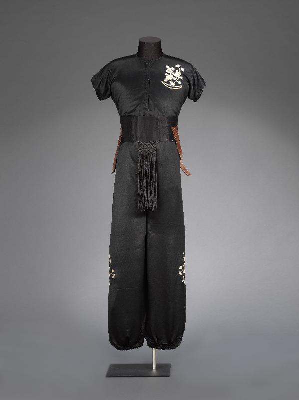 The exhibition "The Legend of Kwan Tak-hing - On Stage, On Screen and Off" will be open to the public from tomorrow (May 5) at the Hong Kong Heritage Museum. Picture shows a black embroidered costume worn by Kwan Tak-hing when performing in the opera "Overlord of the Sea". (Donated by Mr David Quan and Mr Leo Quan.)