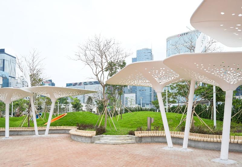連接金鐘添馬和香港會議展覽中心的灣仔海濱長廊今日（五月七日）進一步開放。新開放的空間設有多款涼亭、桌椅和觀景小丘，讓遊人閒坐歇息。