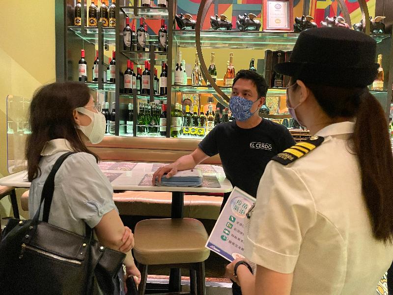 The Food and Environmental Hygiene Department and the Police conducted joint operation yesterday (May 8) and on May 7 to visit bar areas in Prince Edward, Soho and Wan Chai to conduct publicity and educational work on "vaccine bubble" to facilitate the operators to understand and adapt to the new regulation and measures. Picture shows the Deputy Director of Food and Environmental Hygiene, Miss Diane Wong (first left), listening to experience sharing by the bar trade.