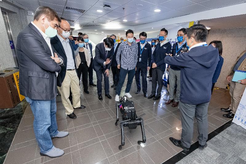 立法会工商事务委员会今日（五月十一日）参观香港生产力促进局。图示立法会议员观看人工智能和机器人研发项目的操作示范。