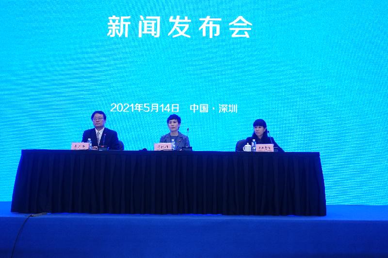 The signing ceremony of the record of meeting concerning mutual recognition of and assistance to insolvency proceedings between the courts of the Mainland and the Hong Kong Special Administrative Region was held today (May 14) in Shenzhen. Photo shows Deputy Director of the Supreme People's Court Research Office Ms Shi Yanli (centre) and the Department of Justice's Senior Assistant Solicitor General (Policy Affairs), Ms Peggy Au-Yeung (right), attending the press conference after the ceremony.