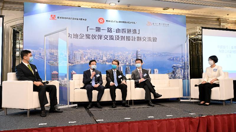 The Commerce and Economic Development Bureau (CEDB), together with the State-owned Assets Supervision and Administration Commission of the State Council, launched the Mainland Enterprises Partnership Exchange and Interface Programme today (May 14). The first sharing session under the Programme was organised in collaboration with the Hong Kong Chinese Enterprises Association. Photo shows the Commissioner for Belt and Road from the CEDB, Dr Denis Yip (first left), moderating a panel discussion session joined by (from second left) the Deputy Chief Executive of Bank of China (Hong Kong) Limited, Mr Wang Bing; the Executive Director, General Business of the Insurance Authority, Mr Simon Lam; the Vice President of China Life Insurance (Overseas) Company Limited, Mr Jiang Tao; and the General Manager of Enterprise Business of China Mobile International, Ms Emma Zeng.