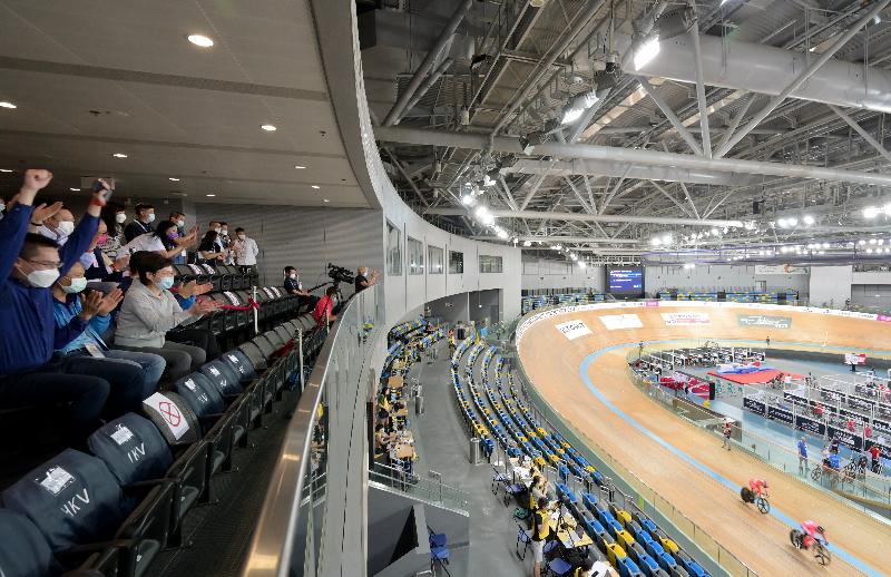 The Chief Executive, Mrs Carrie Lam, and the Secretary for Home Affairs, Mr Caspar Tsui, tonight (May 14) watched the 2021 Tissot UCI Track Cycling Nations Cup Hong Kong, China, at the Hong Kong Velodrome, giving encouragement to the Hong Kong athletes competing in the event.