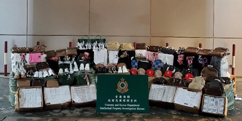 Hong Kong Customs conducted a four-week joint operation with Mainland and Macao Customs from April 19 to yesterday (May 17) to combat cross-boundary counterfeiting activities among the three places and with goods destined for overseas countries. During the operation, Hong Kong Customs seized about 28 000 items of suspected counterfeit goods with an estimated market value of about $2.9 million. Photo shows some of the suspected counterfeit goods seized.