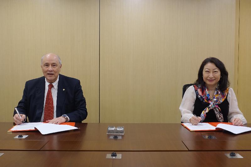 The Secretary for Justice, Ms Teresa Cheng, SC (right), and the Chairman of the Asian Academy of International Law, Dr Anthony Neoh, SC (left), sign a memorandum of understanding on the administration of the Hong Kong Legal Cloud Fund today (May 20).