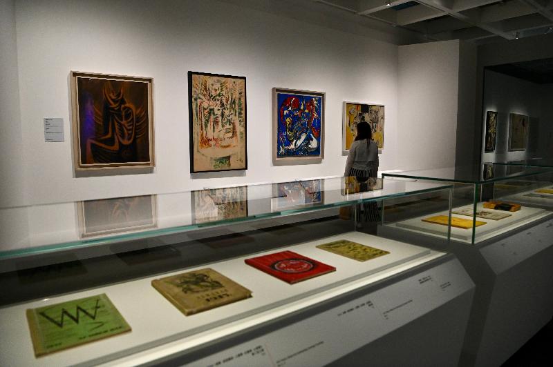 香港艺术馆明日（五月二十一日）起举行「超现实之外——巴黎庞比度中心藏品展」，展出超过一百件由巴黎庞比度中心收藏的超现实主义艺术家精选作品及文献资料。