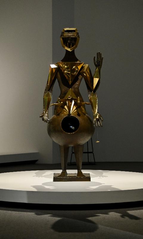 香港艺术馆明日（五月二十一日）起举行「超现实之外——巴黎庞比度中心藏品展」。图示杰克．埃劳作品《大透明者》。